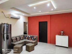ein Wohnzimmer mit einem Sofa und einer roten Wand in der Unterkunft villa Athenea in San Vicente