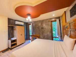 ein Schlafzimmer mit einem großen Bett in einem Zimmer in der Unterkunft Baan View Talay Pool Villas in Thong Nai Pan Yai + 28 Fotos