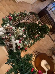 uma coroa de Natal numa mesa num quarto em Villa Rò Luxury em Licata