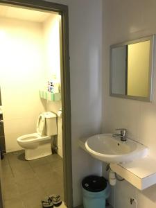 Et badeværelse på Vin-Cottage Cameron Golden Hills (Next to Night Market) + 27 billeder