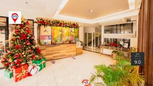 una tienda con un árbol de Navidad en medio de una habitación en Hotel Sentro Legazpi, en Legazpi