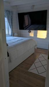 - une chambre avec un lit blanc et une fenêtre dans l'établissement 3 Bedroom Cottage with Sauna by the Sea, à Vaasa
