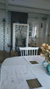 Katil atau katil-katil dalam bilik di 3 Bedroom Cottage with Sauna by the Sea