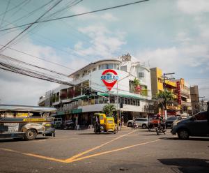 レガスピにあるHotel Sentro Legazpiの車やバスの賑やかな街道