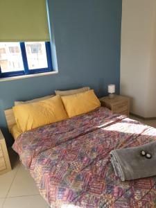 Voodi või voodid majutusasutuse Ir-Rixa Holiday Penthouse toas