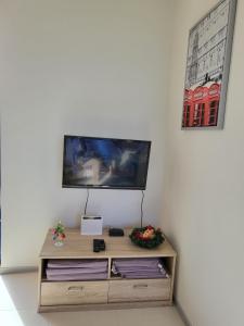 En tv och/eller ett underhållningssystem på Ir-Rixa Holiday Penthouse
