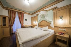 Postel nebo postele na pokoji v ubytování Hotel Des Alpes