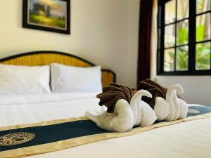 Postel nebo postele na pokoji v ubytování Angkor Tiger Resort