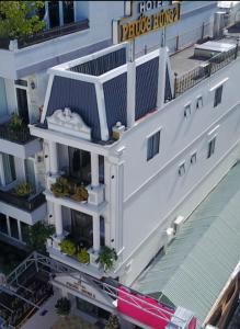 an overhead view of a white building at Phước Hưng 2 Hotel in Vĩnh Long