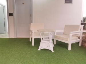 2 sillas, mesa, silla y alfombra verde en Sunshine Divers Club - Il Porto en Sharm El Sheikh