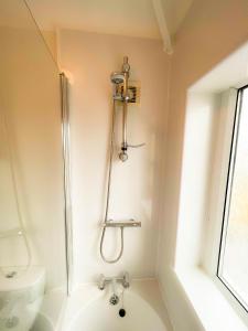 Bathroom sa Arden House -Modern, Stylish 3-bed near Solihull, NEC, Resorts World, Airport,HS2