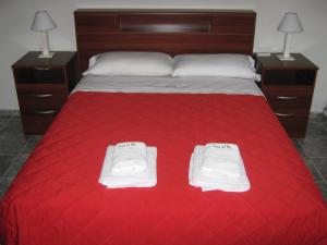 Una cama con dos toallas blancas encima. en Cabañas Luna del Sur en Merlo