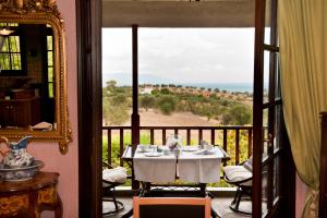 uma sala de jantar com uma mesa e vista para o oceano em Villa Bona: A secluded villa less than 50 min. from Athens Intl. Airport em Paralía Avlídhos