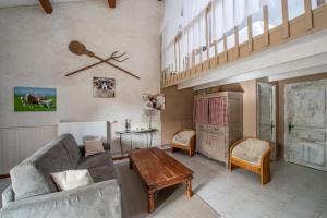 uma sala de estar com um sofá e uma mesa em Mas Seraphin em LʼIsle-sur-la-Sorgue