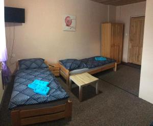 1 dormitorio con 2 camas y mesa. en Park Penzion, en Malá Morávka