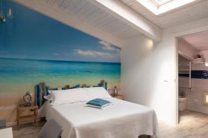 una camera da letto con un dipinto dell'oceano di Acquamarina b&b a Follonica