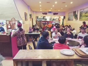 um grupo de pessoas sentadas em mesas em um restaurante em OU INN Cameron Highlands ,Ferm Nyonya Restaurant em Tanah Rata