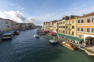 vista su un canale in una città con edifici di Rialto Grand Canal a Venezia