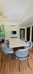 - une salle à manger avec une table et des chaises dans l'établissement Casa Hill Resort, à Sungai Lembing