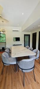 Televisyen dan/atau pusat hiburan di Casa Hill Resort