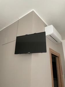 una TV a schermo piatto appesa a una parete di Casa Nicola Maria a Grottaglie Altre 36 foto