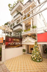 a christmas tree in front of a hotel at Phước Hưng 2 Hotel in Vĩnh Long
