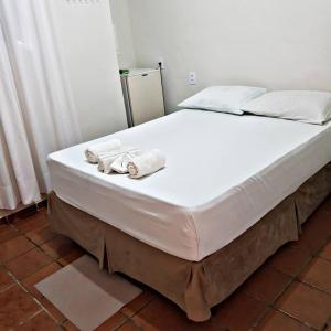 若昂佩索阿的住宿－Pousada Descanso de Casa，一张白色大床,上面有毛巾