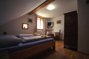 Säng eller sängar i ett rum på Chata Myšák