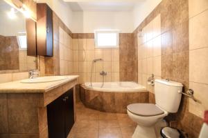 A bathroom at Meteora's Secret Garden House#2 Még 17 kép