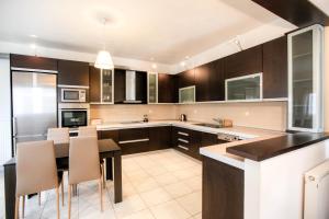 A kitchen or kitchenette at Meteora's Secret Garden House#2