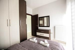 A bed or beds in a room at Meteora's Secret Garden House#2