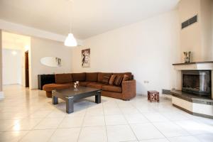 A seating area at Meteora's Secret Garden House#2