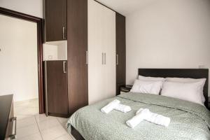A bed or beds in a room at Meteora's Secret Garden House#2