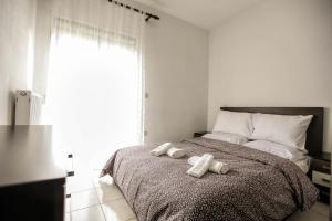 A bed or beds in a room at Meteora's Secret Garden House#2
