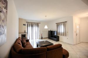 A television and/or entertainment centre at Meteora's Secret Garden House#2