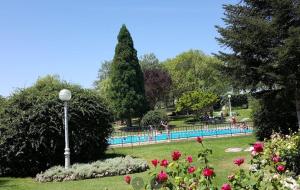 park z basenem i kwiatami w obiekcie URIBE-ENEA Casa sola con amplio patio en Elciego con visita a bodega, siempre sujeta a disponibilidad w mieście Elciego