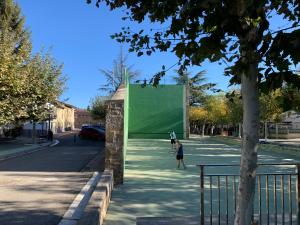 Zdjęcie z galerii obiektu URIBE-ENEA Casa sola con amplio patio en Elciego con visita a bodega, siempre sujeta a disponibilidad w mieście Elciego