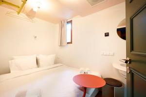 Postel nebo postele na pokoji v ubytování Hotel Not Hotel Rotterdam