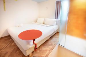 Postel nebo postele na pokoji v ubytování Hotel Not Hotel Rotterdam