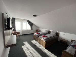 um quarto de hotel com uma cama e um sofá em Pálya Hotel em Gheorgheni