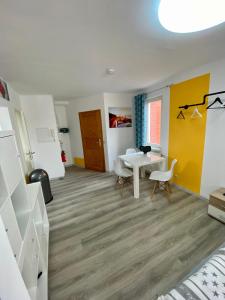 een woonkamer met een witte tafel en stoelen bij Apartment 2P. Balkon Zentral 1.4 in Bad Sooden-Allendorf