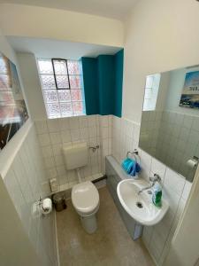 een badkamer met een toilet en een wastafel bij Apartment 2P. Balkon Zentral 1.4 in Bad Sooden-Allendorf