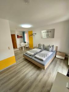 een slaapkamer met een groot bed in een kamer bij Apartment 2P. Balkon Zentral 1.4 in Bad Sooden-Allendorf