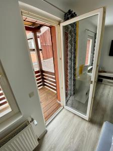 een glazen schuifdeur naar een terras bij Apartment 2P. Balkon Zentral 1.4 in Bad Sooden-Allendorf