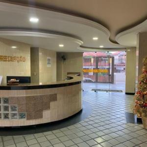um lobby com uma árvore de Natal no meio em Flat da Lili apto com piscina na cobertura em frente ao shoping em João Pessoa