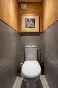 ヴァル・トランスにあるVal Thorens-Cosy Lauzières 415のバスルーム(壁に絵が描かれたトイレ付)