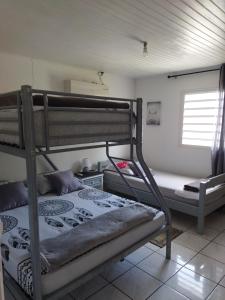 Bunk bed o mga bunk bed sa kuwarto sa Les tourterelles