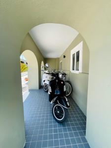 托雷拉的住宿－REFÚGIO DOURADO，停在走廊上的摩托车,有拱门