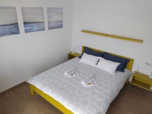 een slaapkamer met een bed met twee borden erop bij Villa Ponte in Pančevo