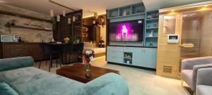 sala de estar con sofá y TV en סוויטת נור Noor Suite en Majdal Shams